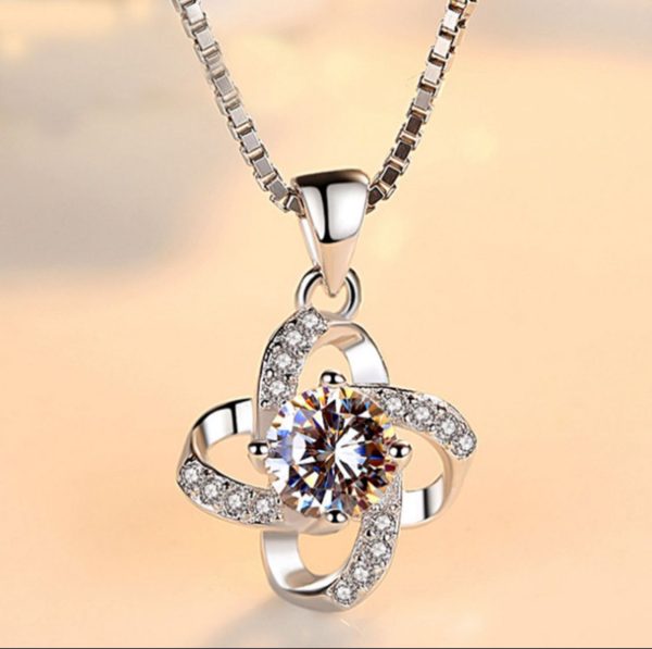 1pcs Steel Color-color Necklace Ladies Cold Wind Four Leaf Clover With Diamonds Brass Pendant Jewelry