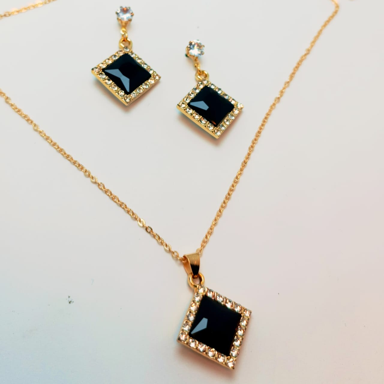 Black Elegance Jewelry Set – Necklace & Earrings