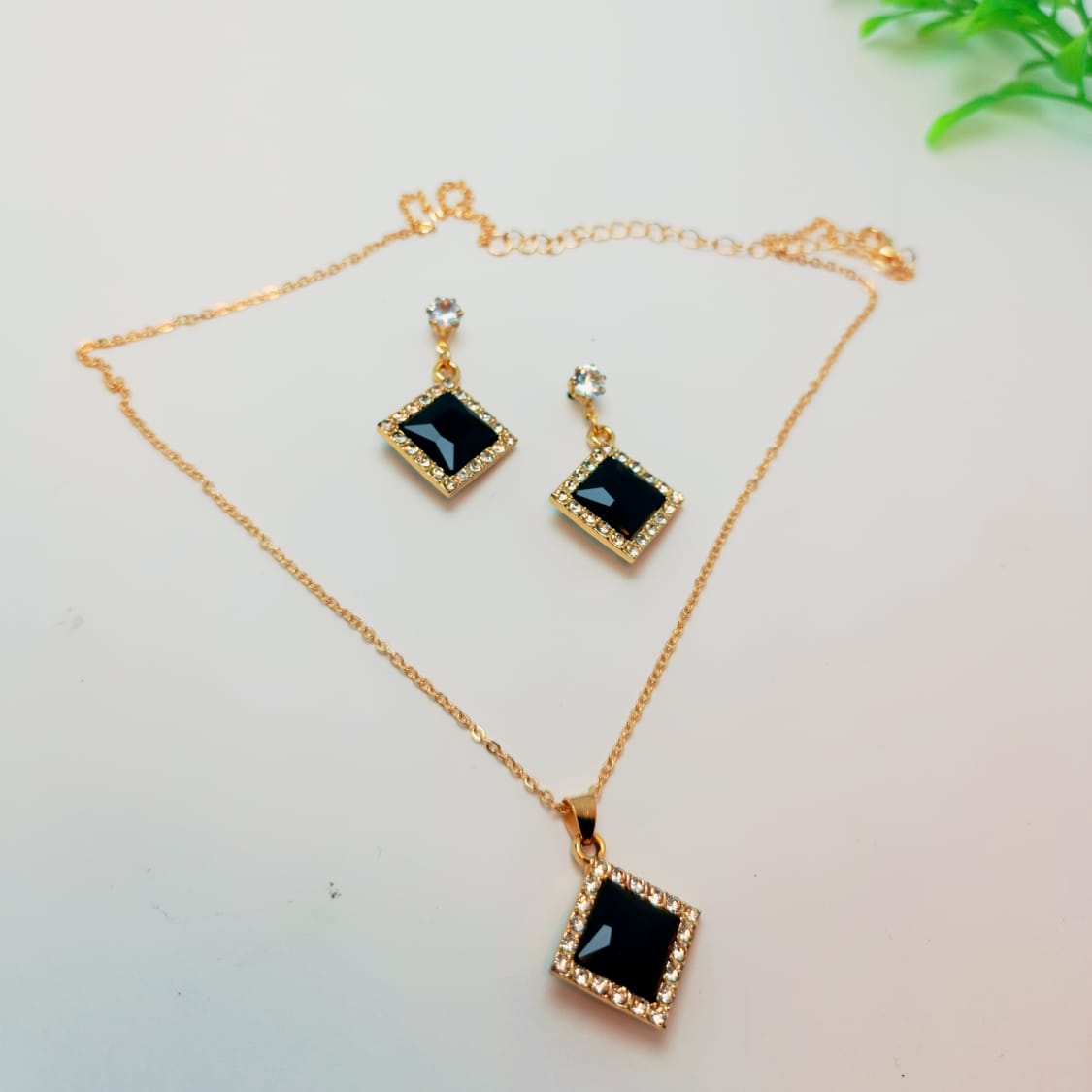 Black Elegance Jewelry Set – Necklace & Earrings