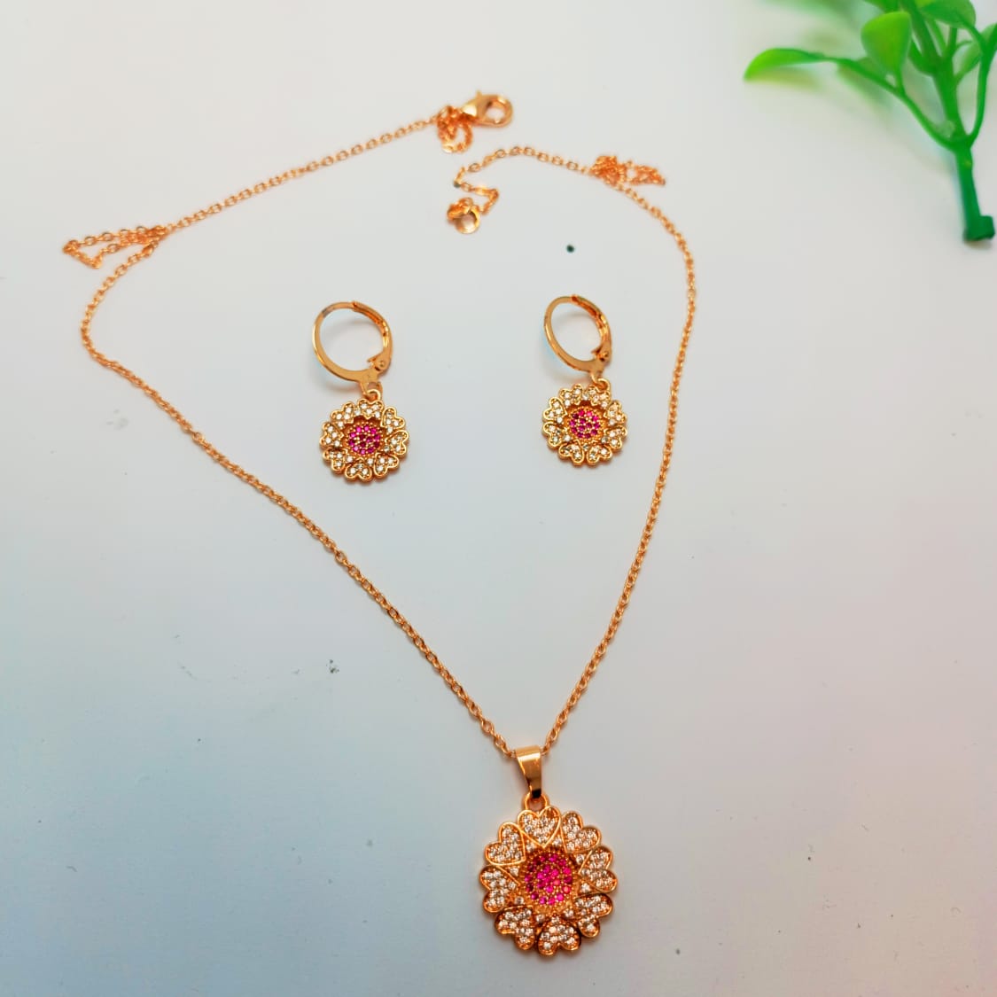 Charming Gold-Plated Floral Jewelry Set – Necklace & Earrings with Sparkling Crystals