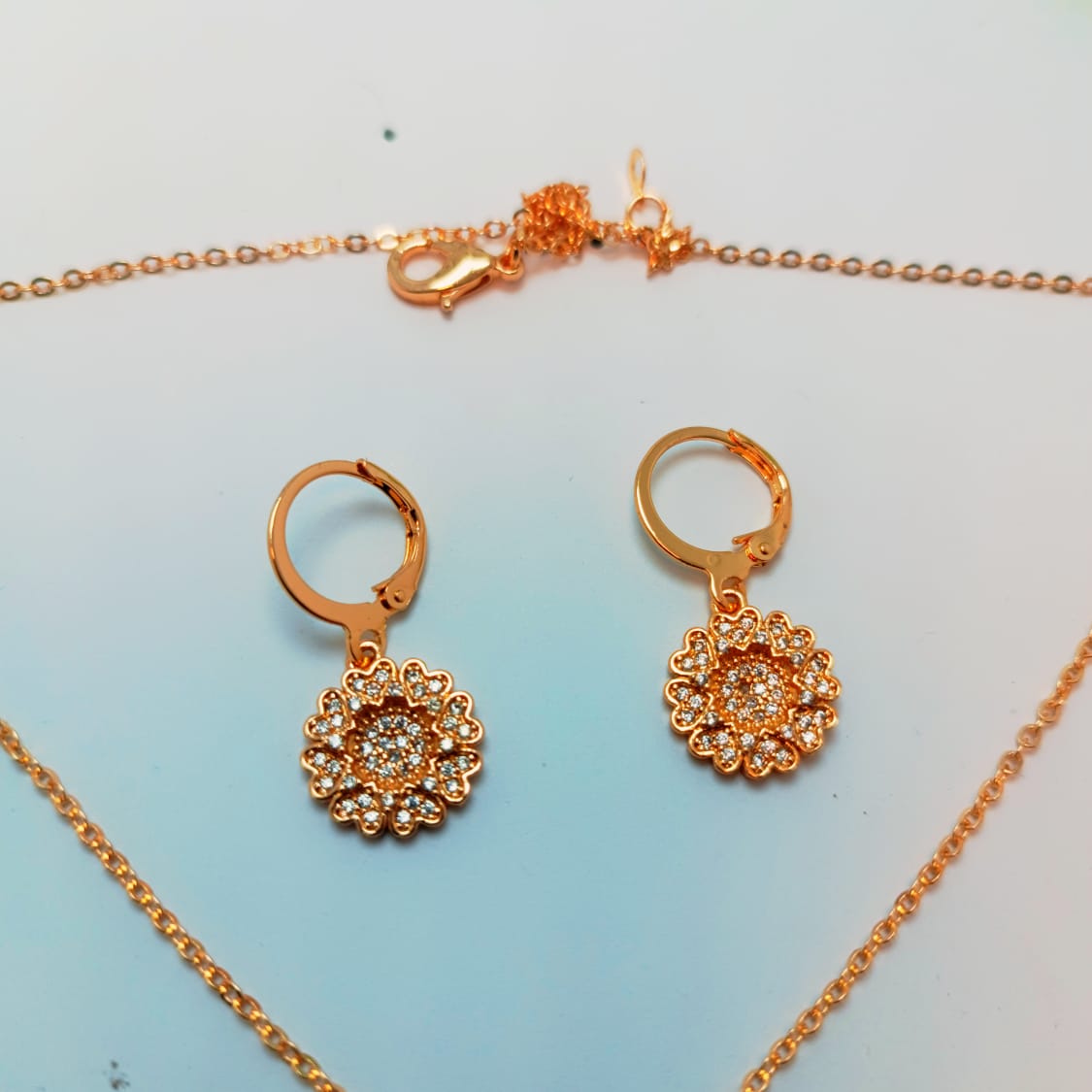 Charming Gold-Plated Floral Jewelry Set – Necklace & Earrings with Sparkling Crystals