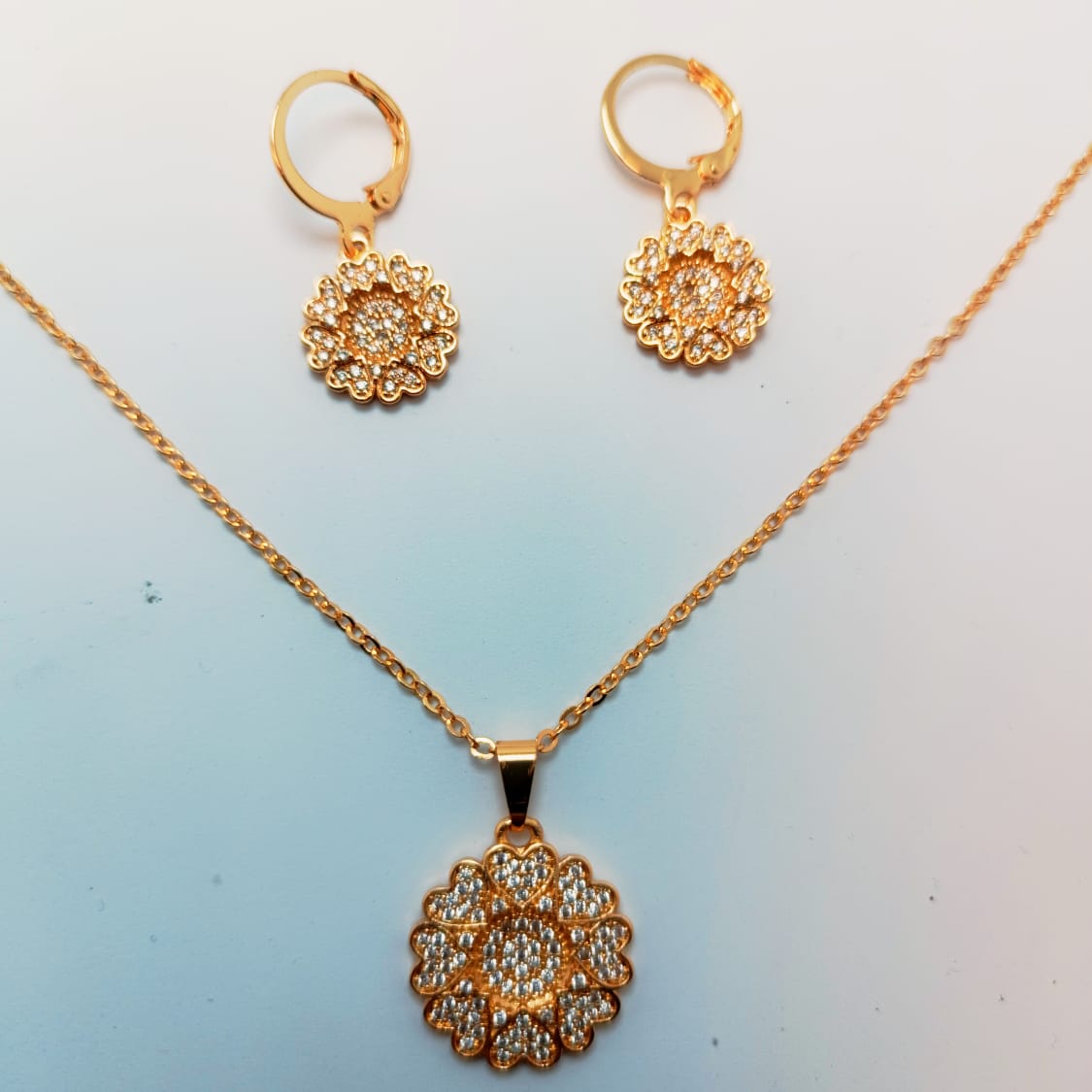 Charming Gold-Plated Floral Jewelry Set – Necklace & Earrings with Sparkling Crystals
