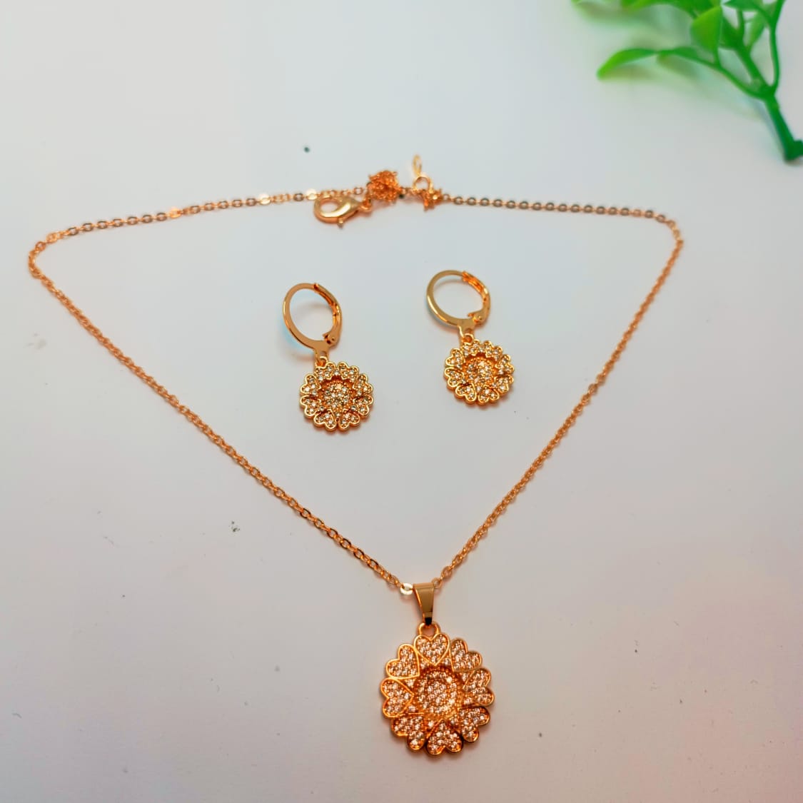 Charming Gold-Plated Floral Jewelry Set – Necklace & Earrings with Sparkling Crystals