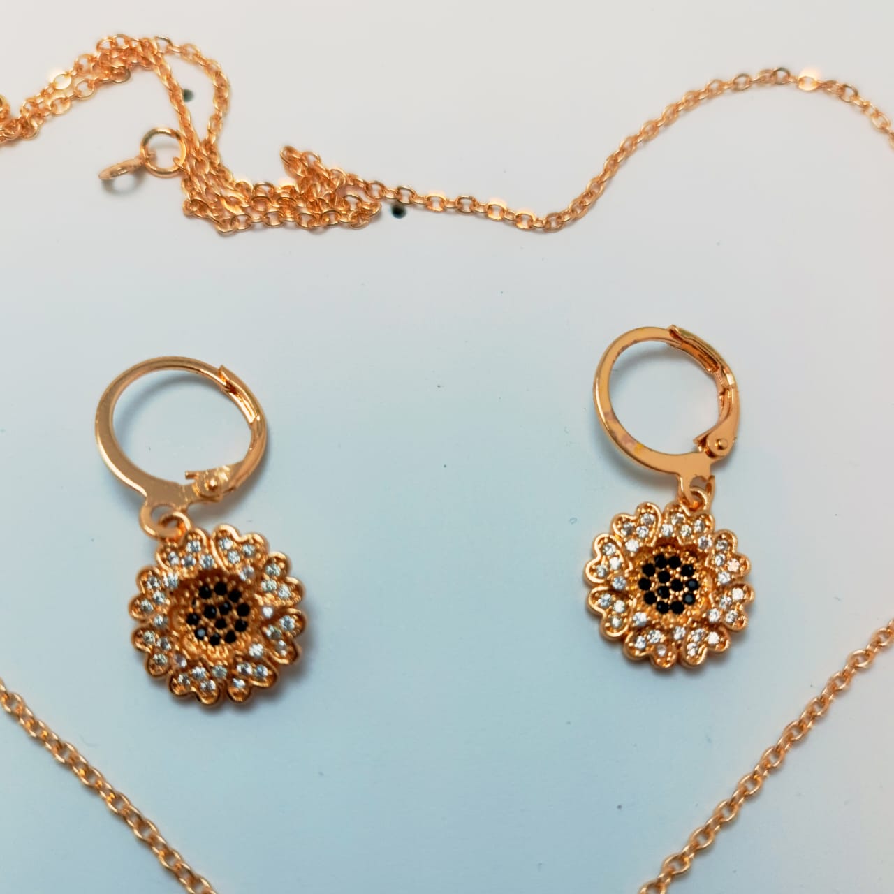 Charming Gold-Plated Floral Jewelry Set – Necklace & Earrings with Sparkling Crystals