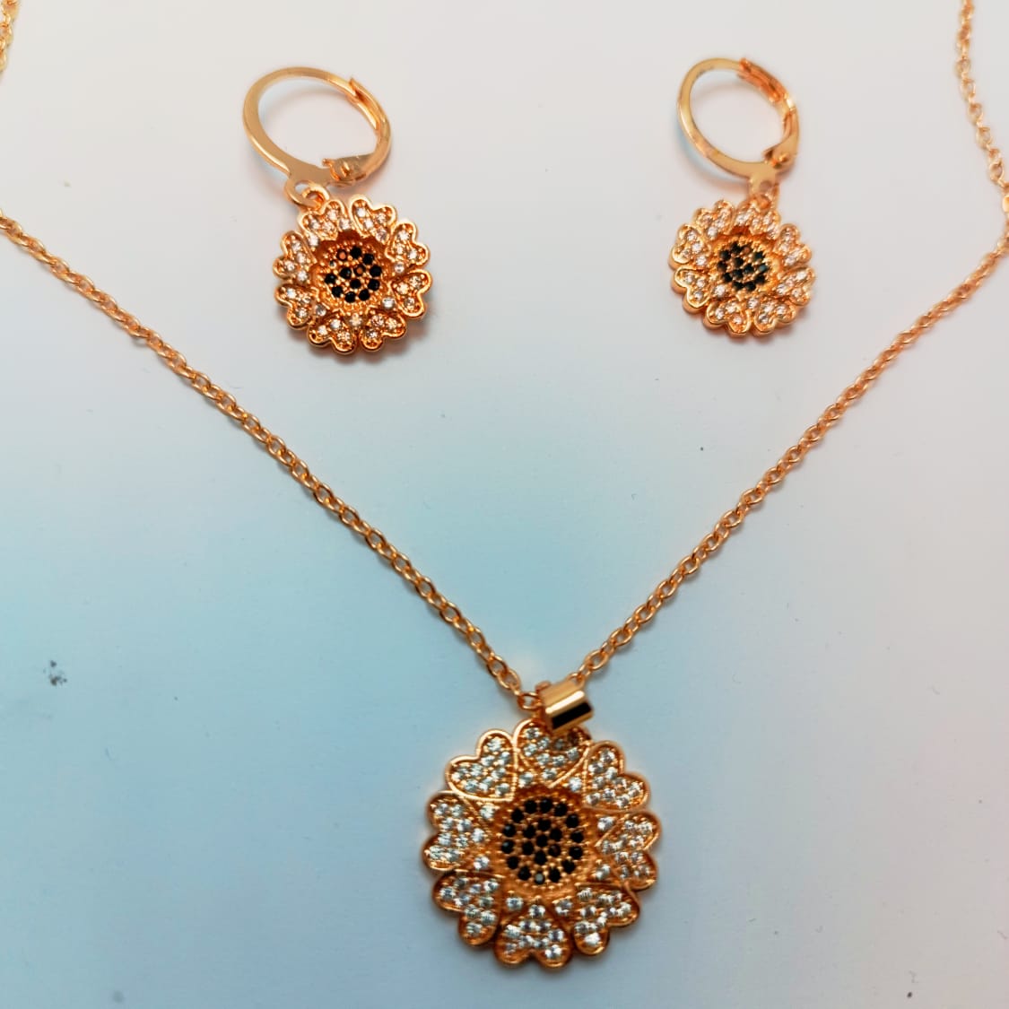 Charming Gold-Plated Floral Jewelry Set – Necklace & Earrings with Sparkling Crystals