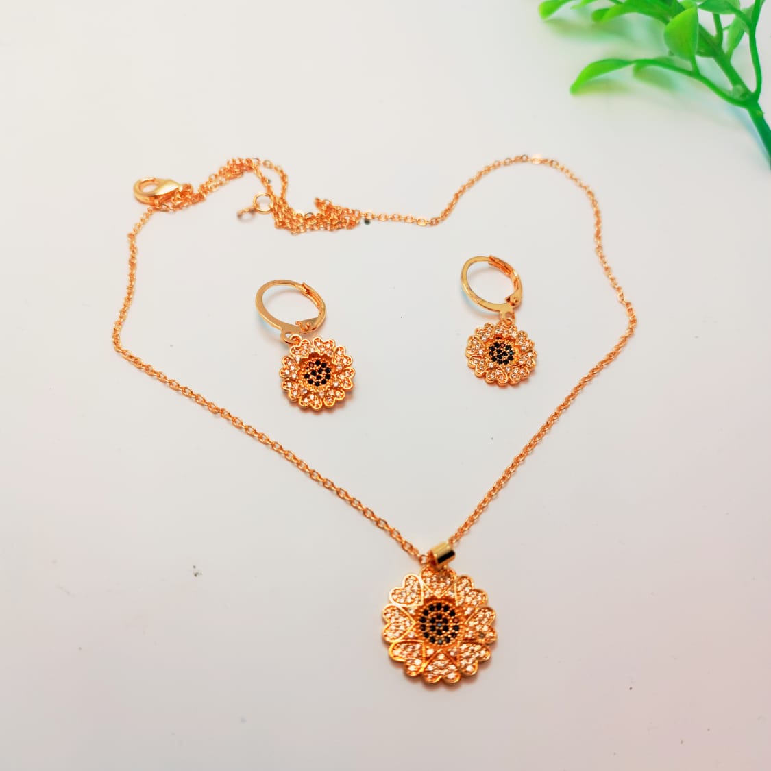 Charming Gold-Plated Floral Jewelry Set – Necklace & Earrings with Sparkling Crystals